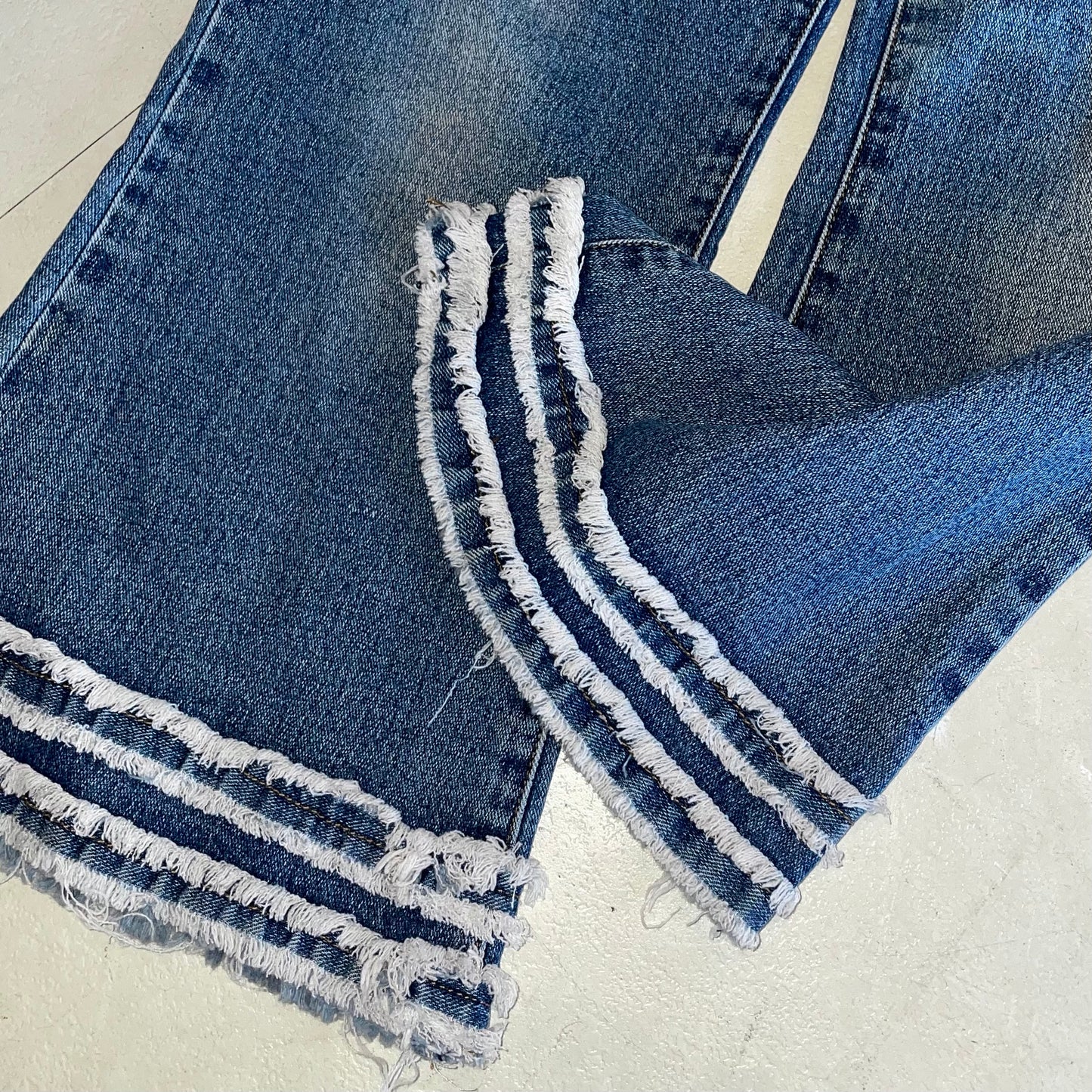 Denim capris with frayed edges