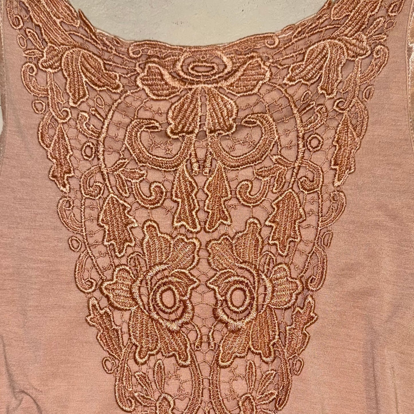 Axes dusty rose lace top