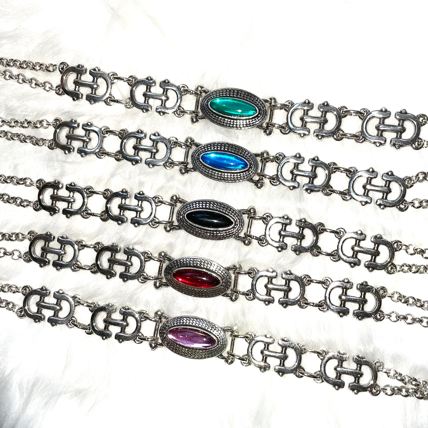 Piercing gem choker