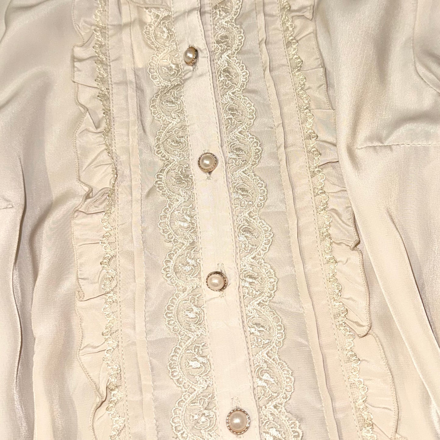 Axes beige shirt rose sleeves