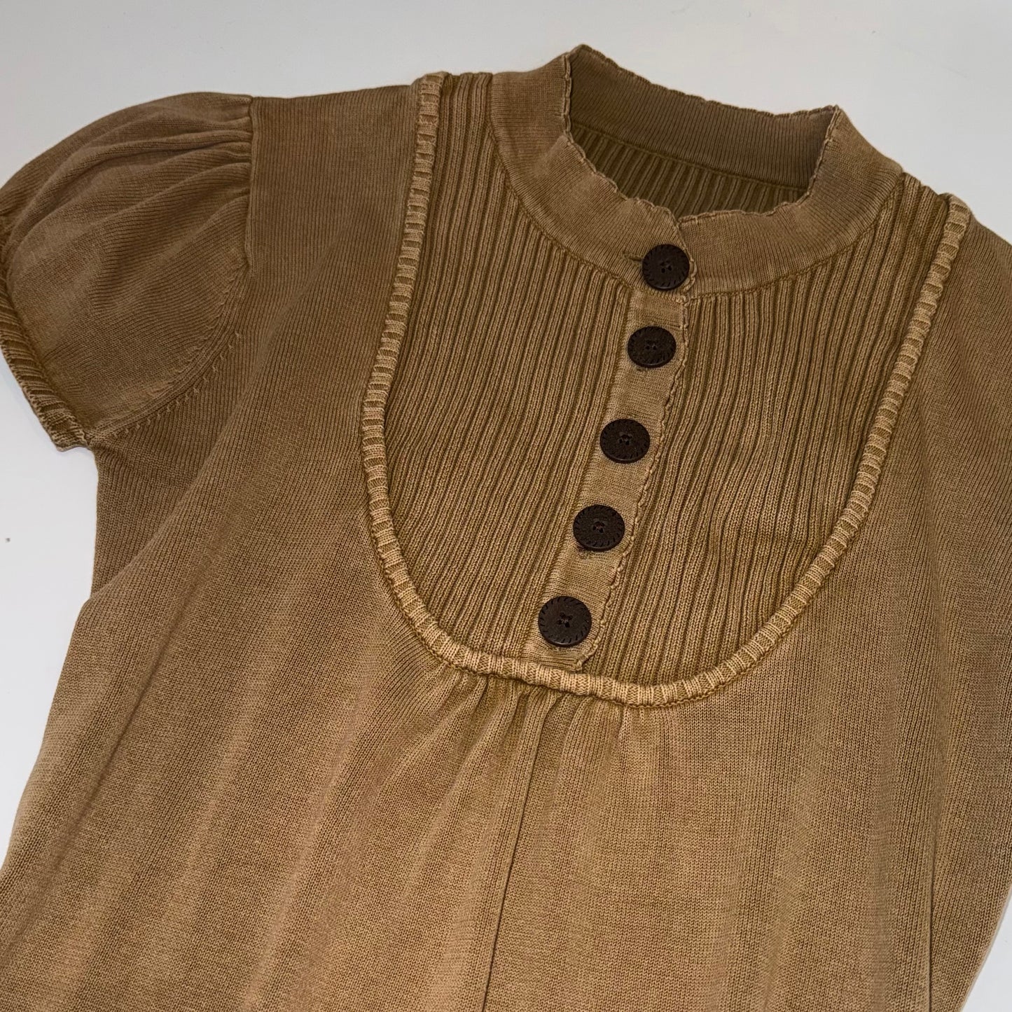 Brown buttons top