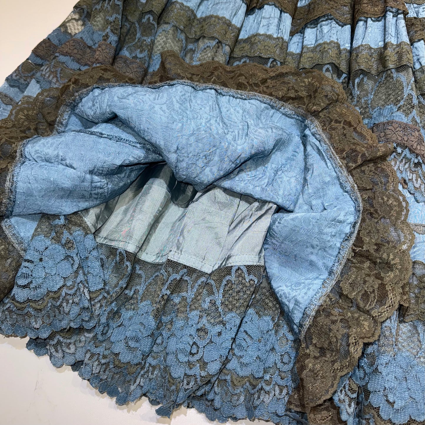 Contrast lace ruffled maxi skirt