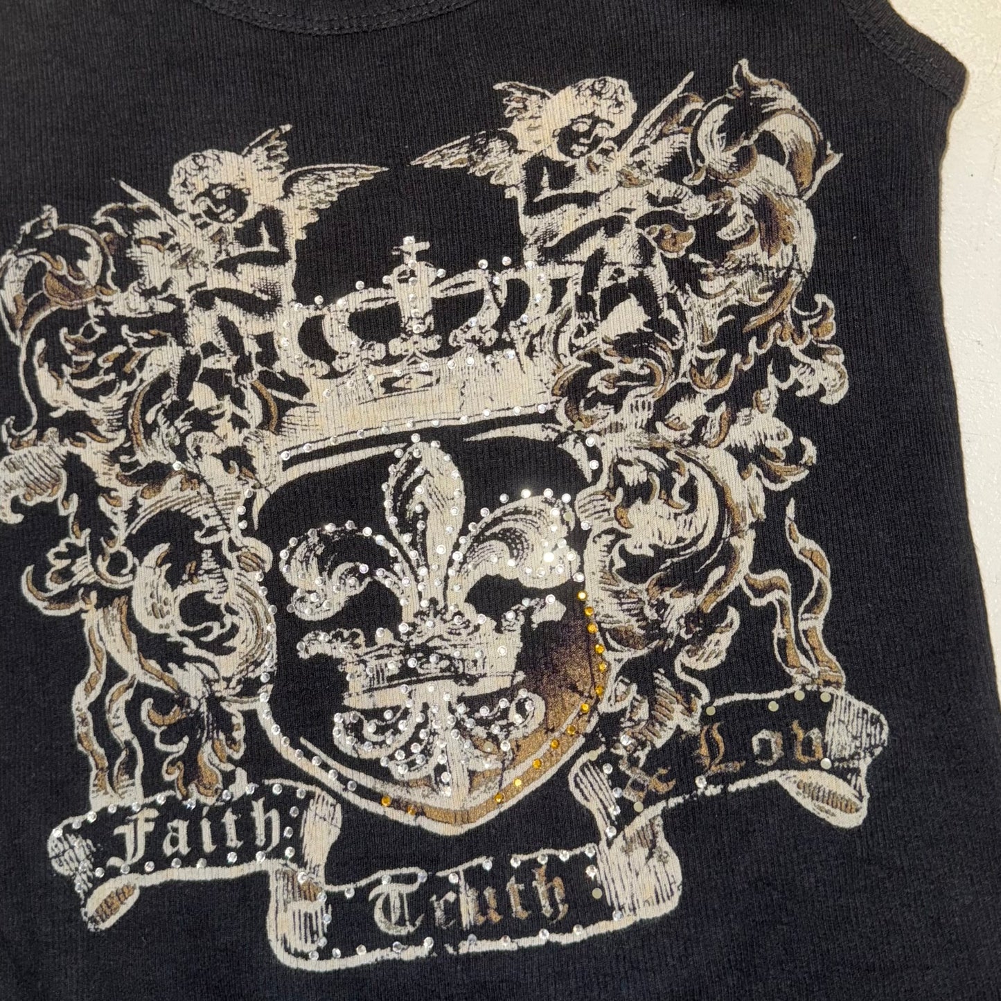 Rock rose queen black top