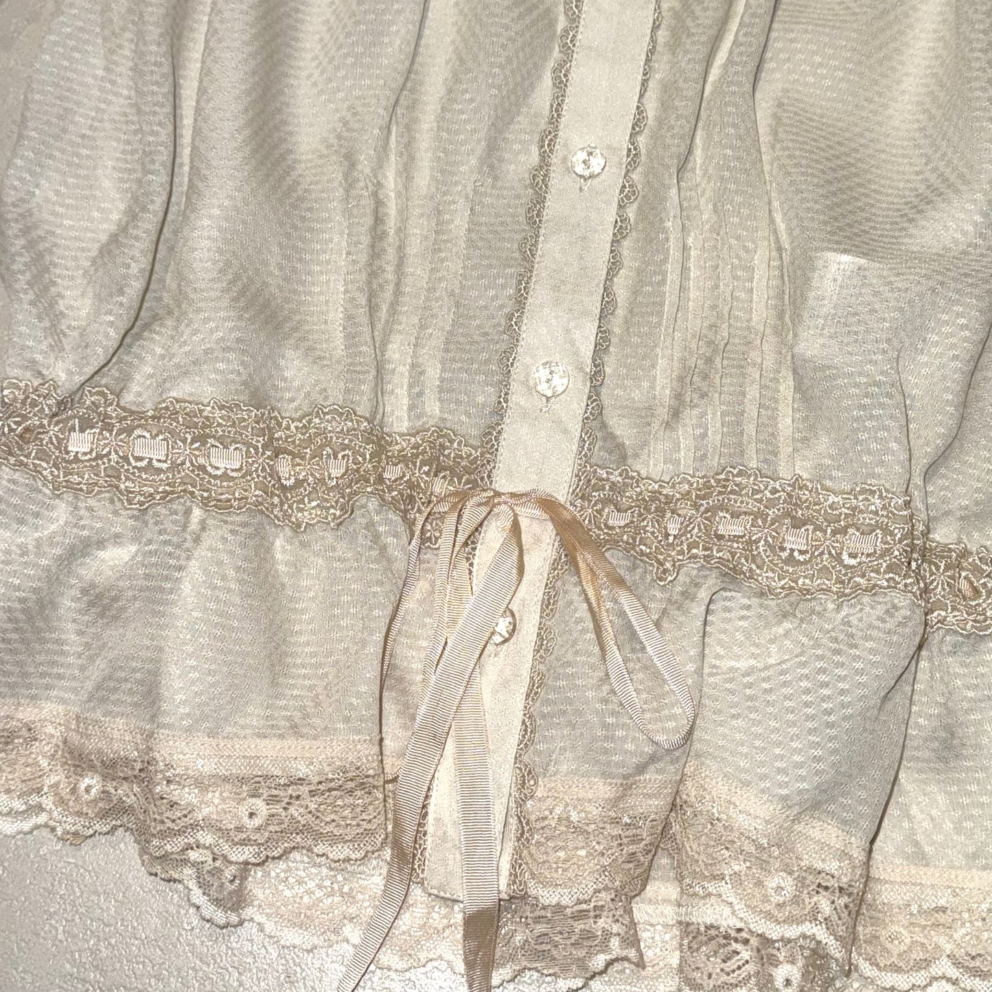 Axes balloon sheer lace top