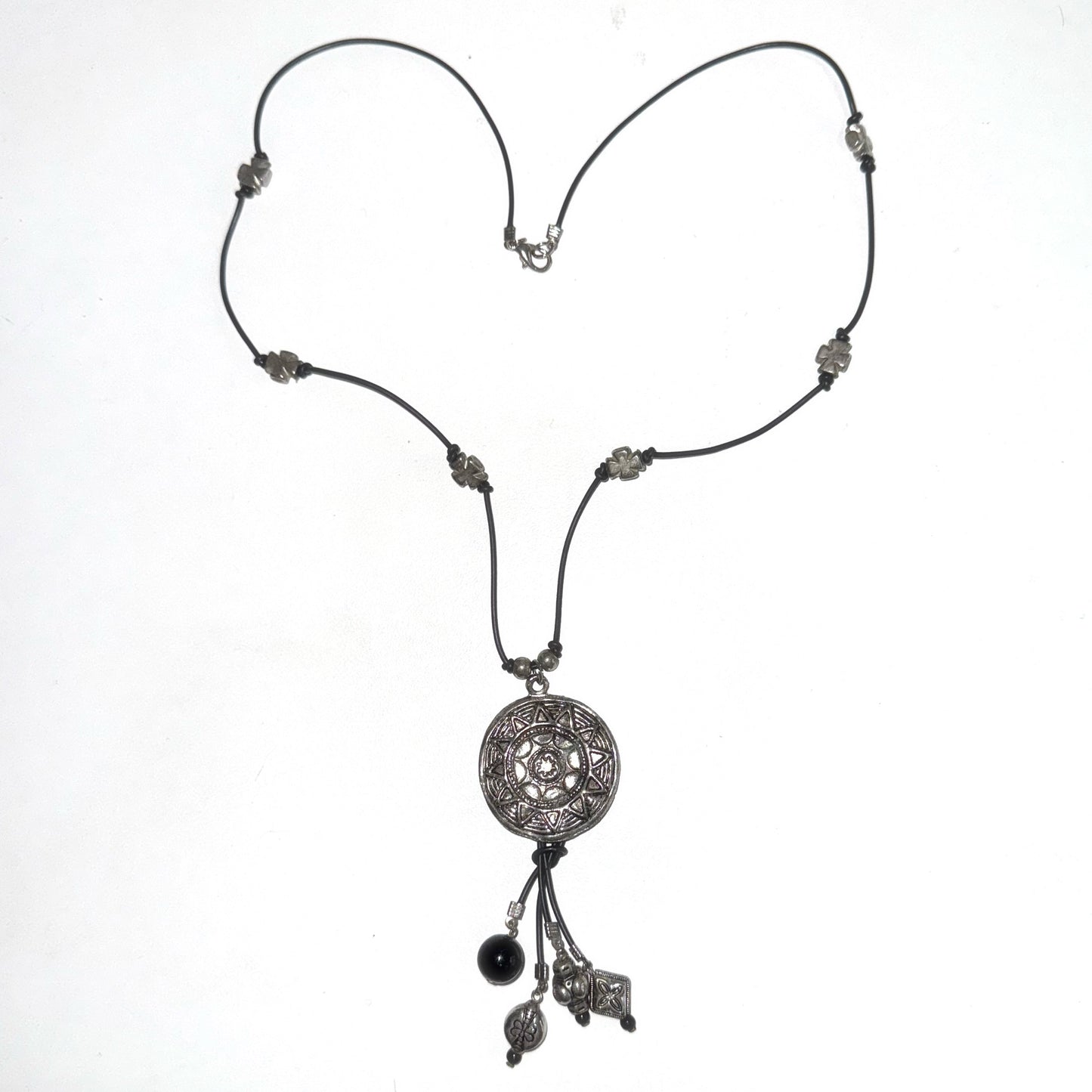 Circle leather necklace