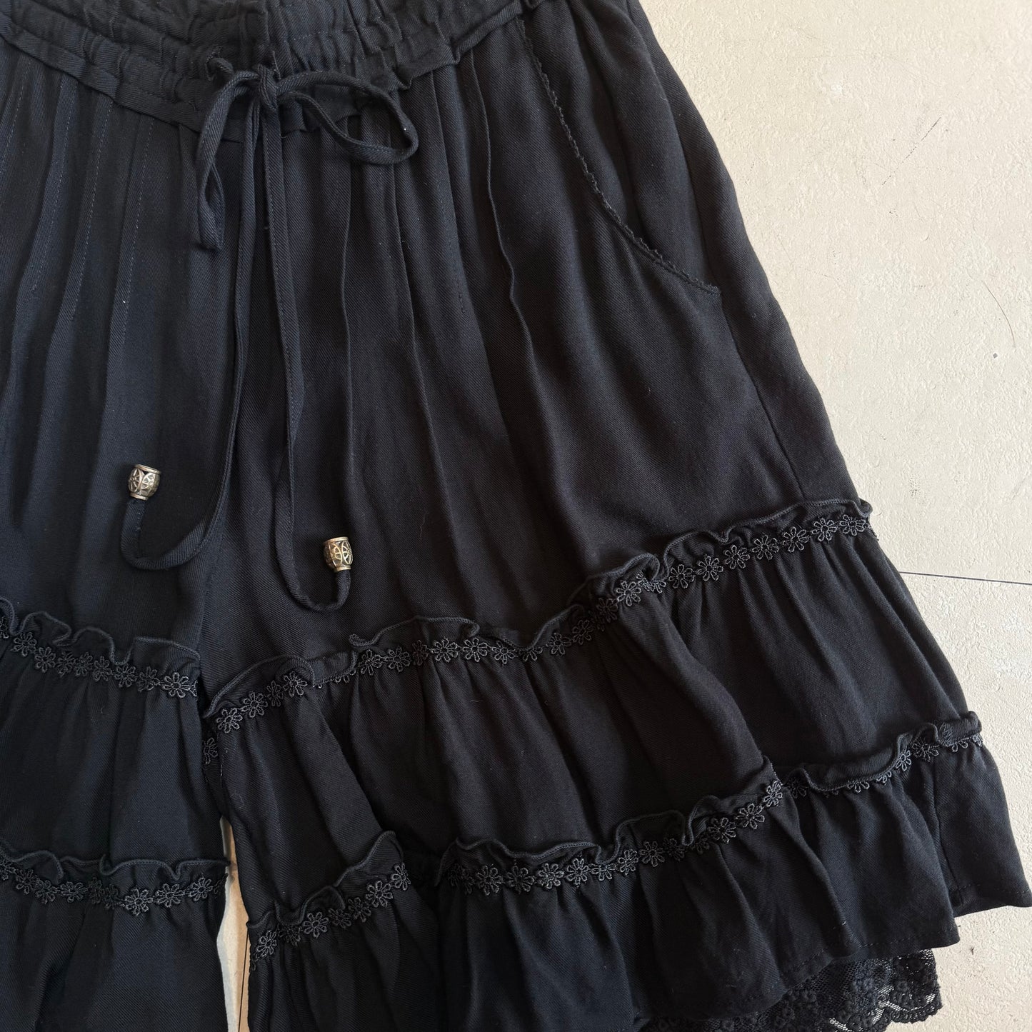 Axes black lace trim jorts