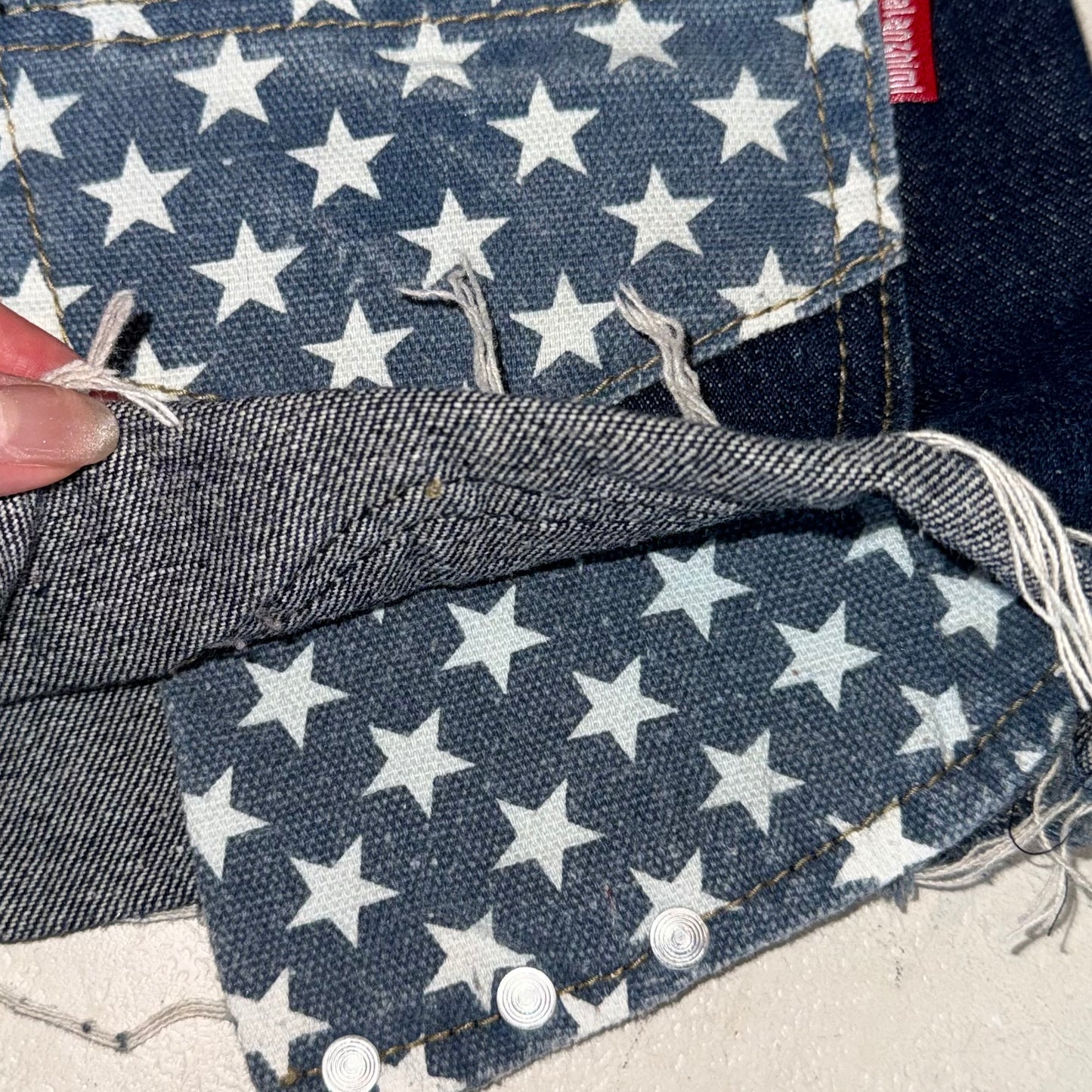 Grunge rivets denim shorts