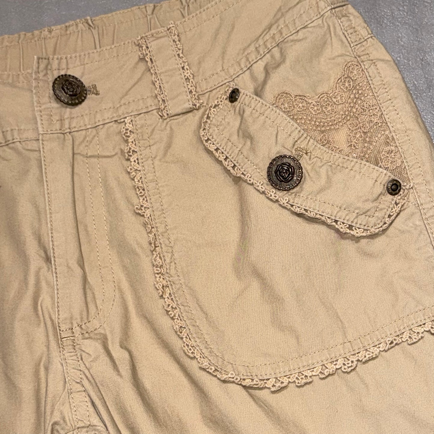 Axes lace capris