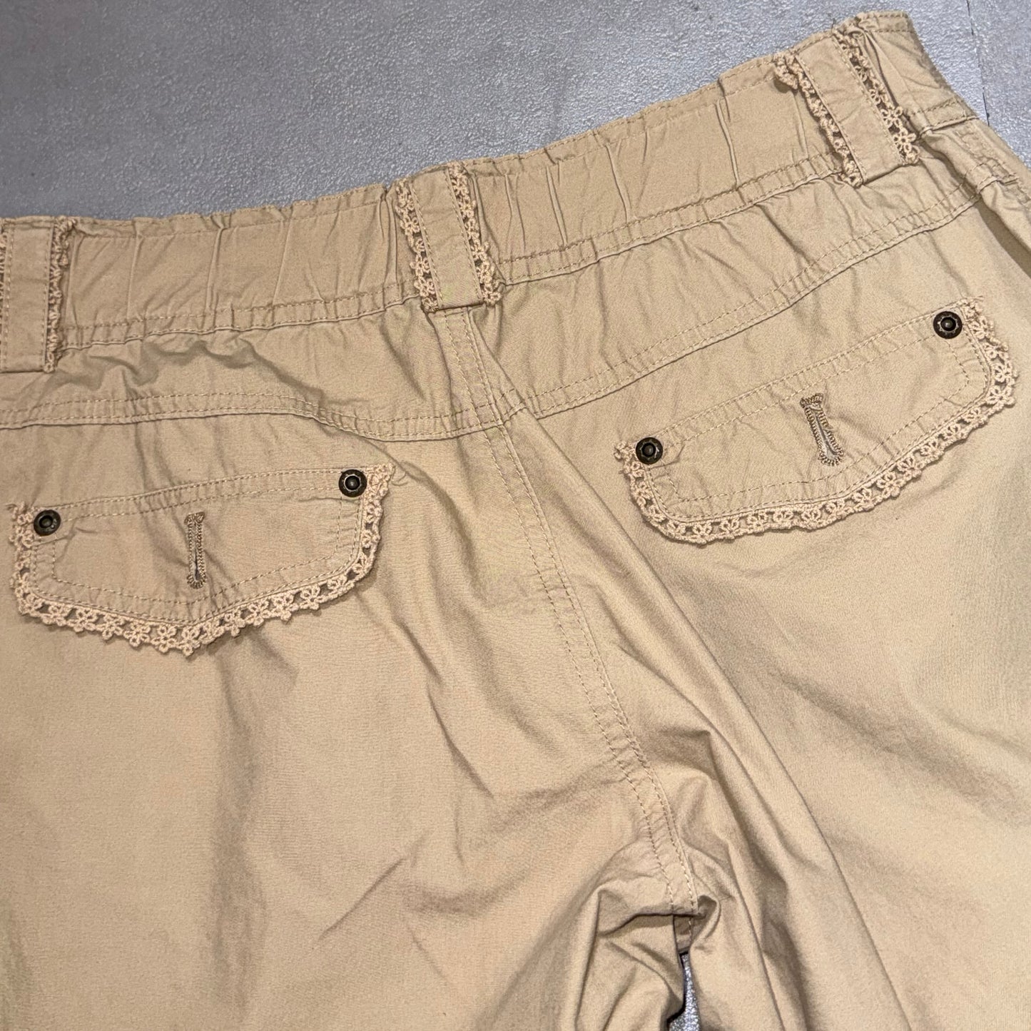 Axes lace capris