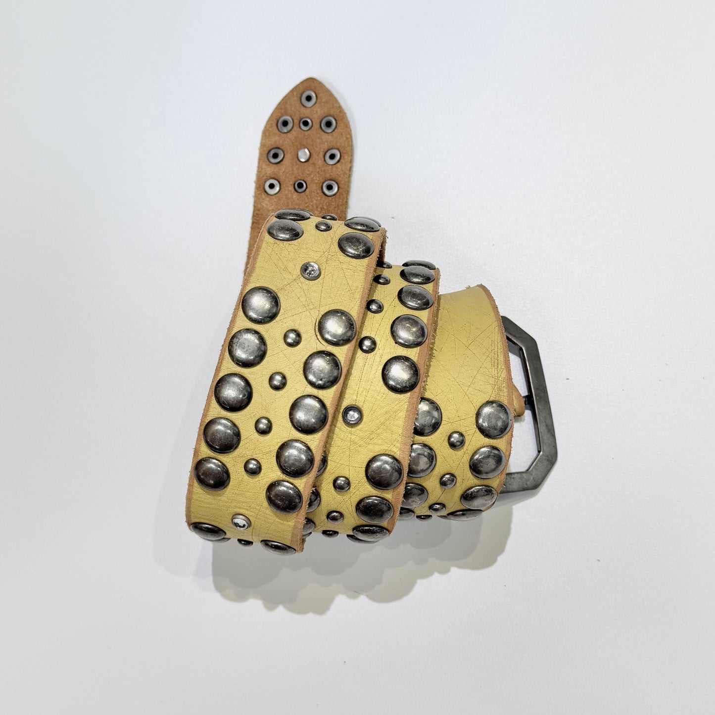 Yellow rivets leather belt