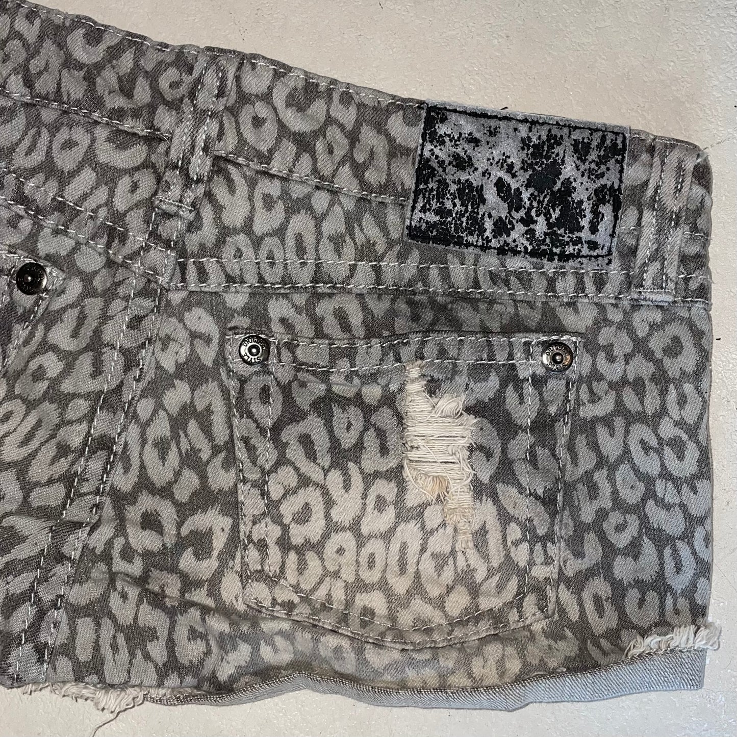 Grey cheetah print short