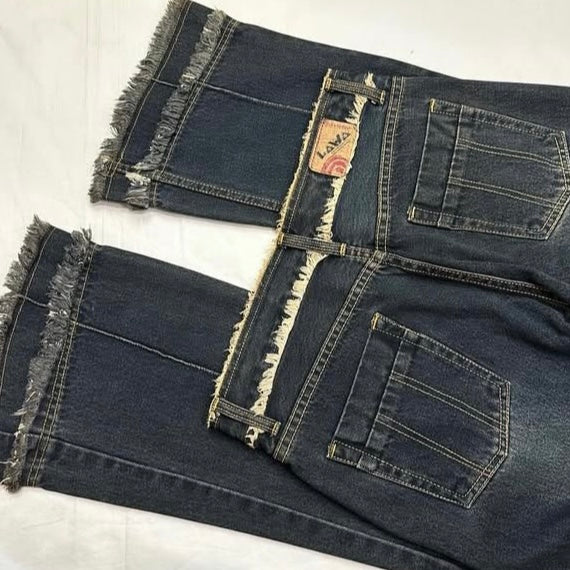 Low waist frayed edges jeans