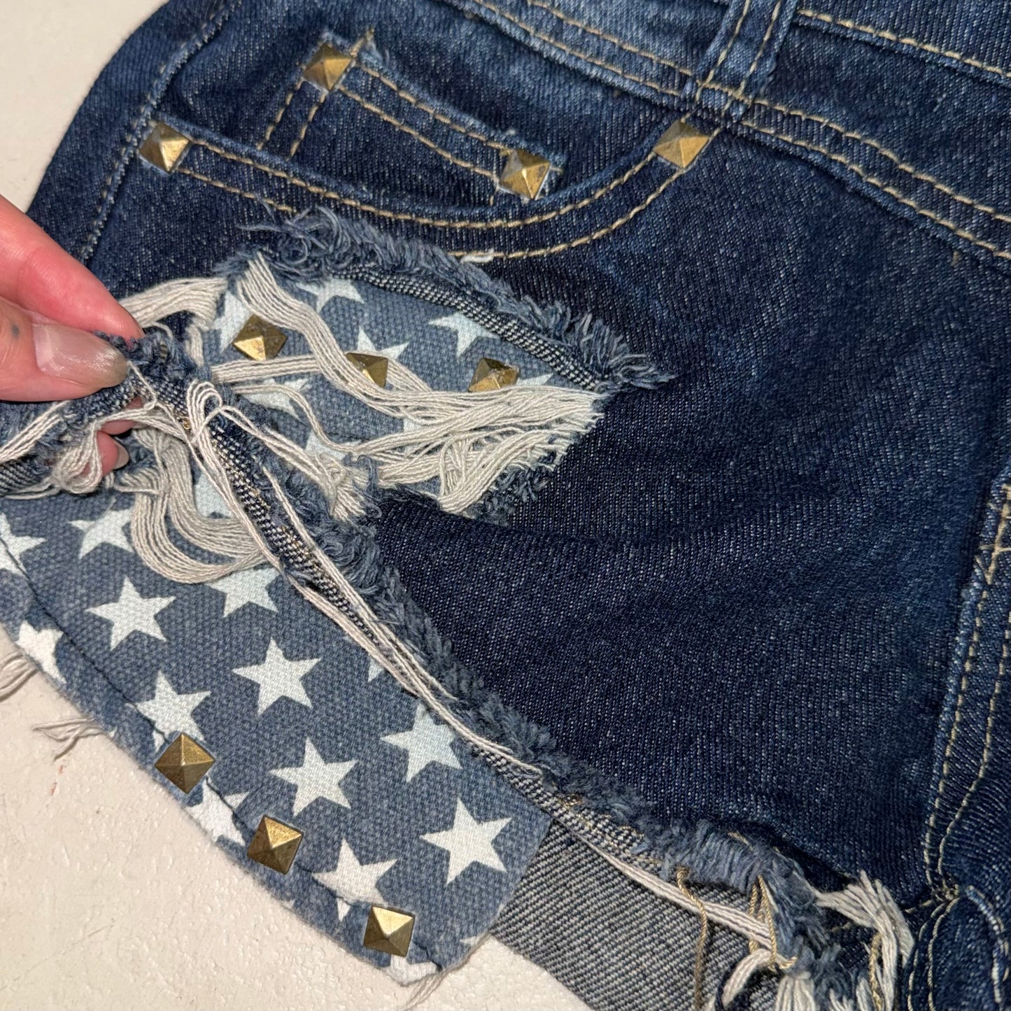 Grunge rivets denim shorts