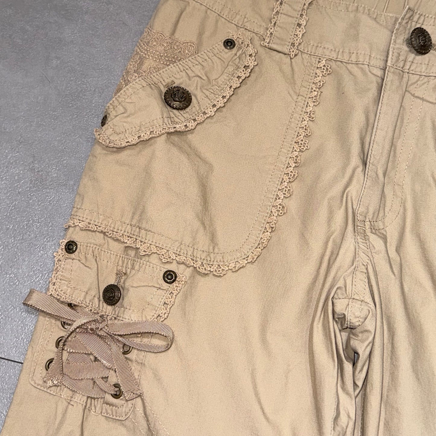 Axes lace capris
