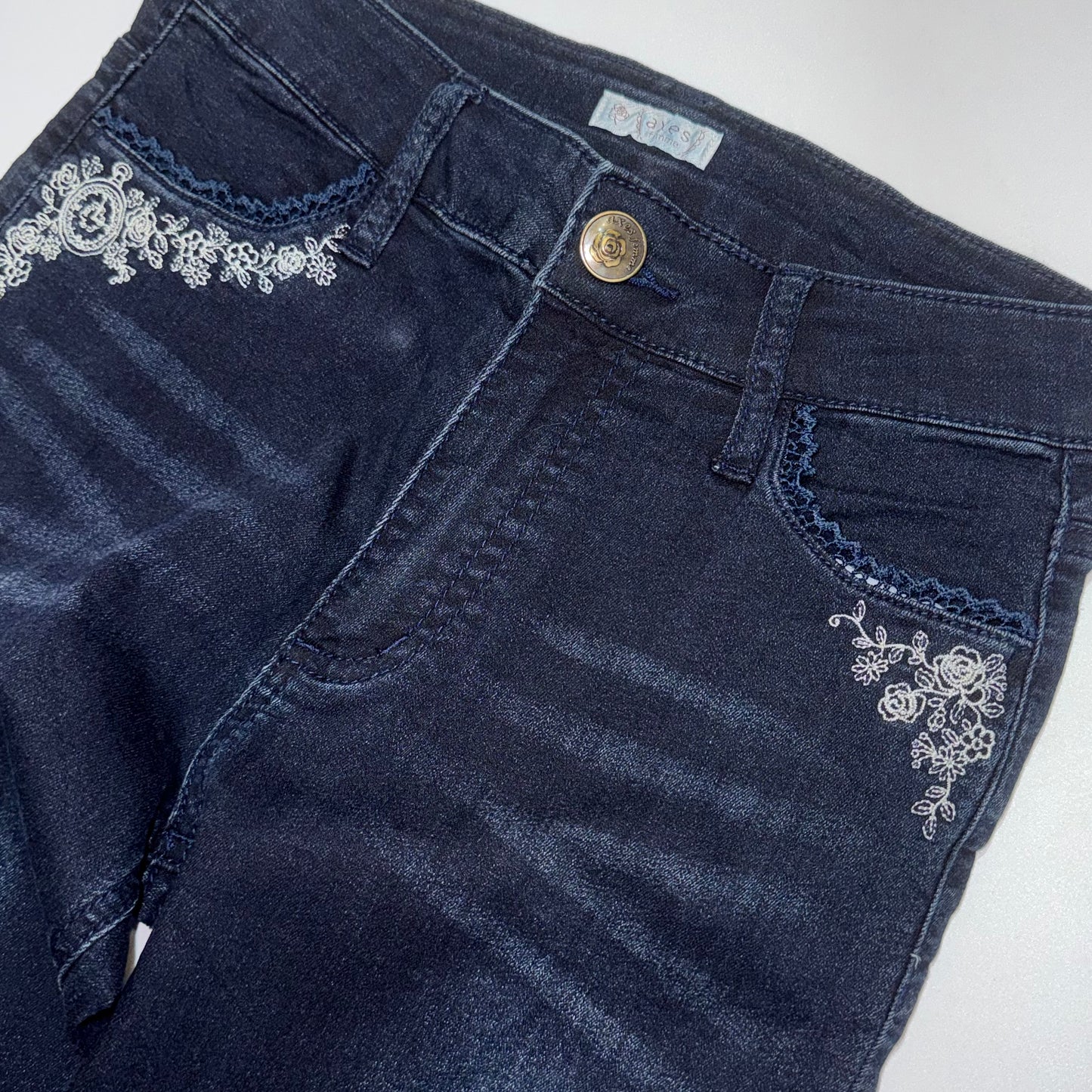 Axes embroidered denim capris
