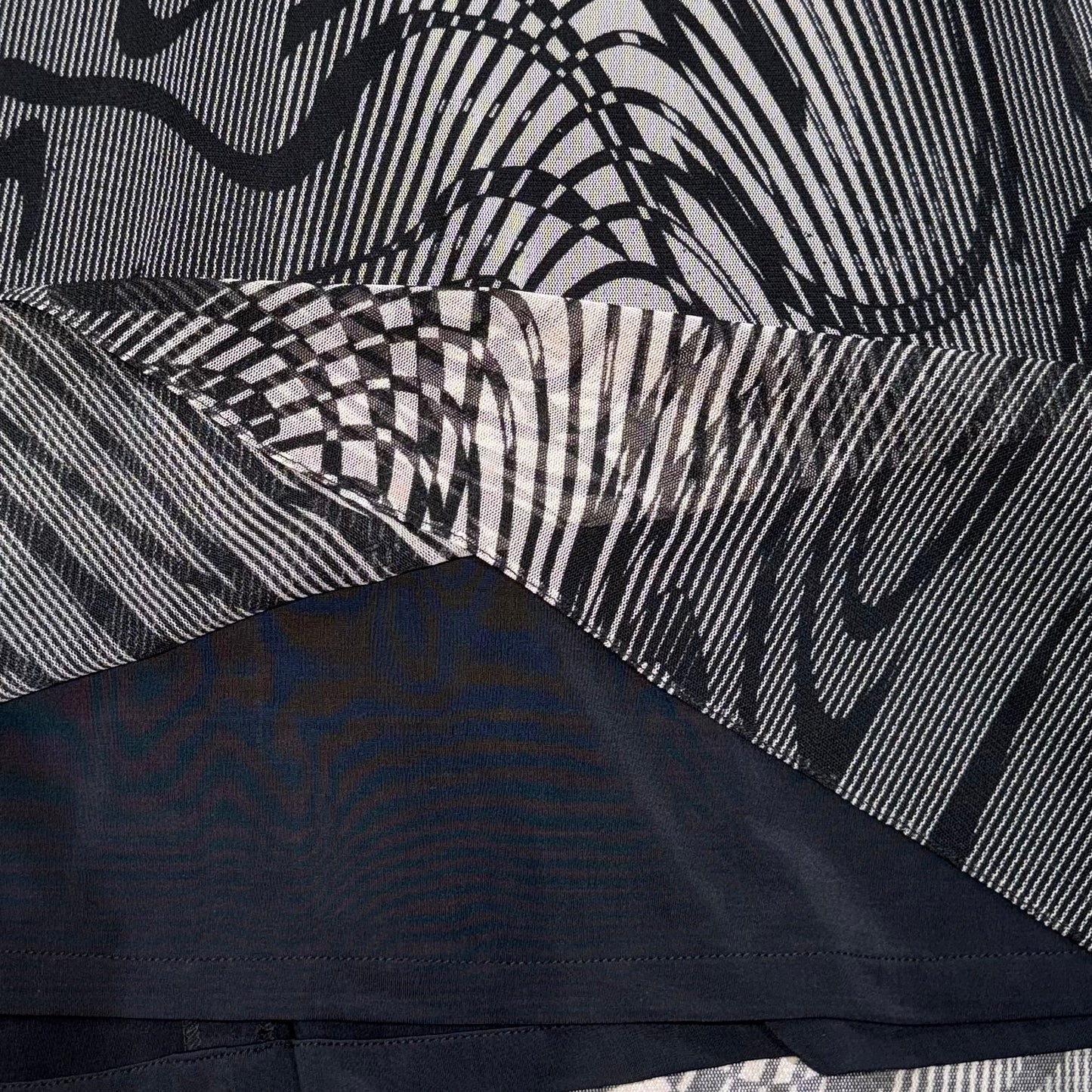 Psychedelic abstract pattern mesh skirt