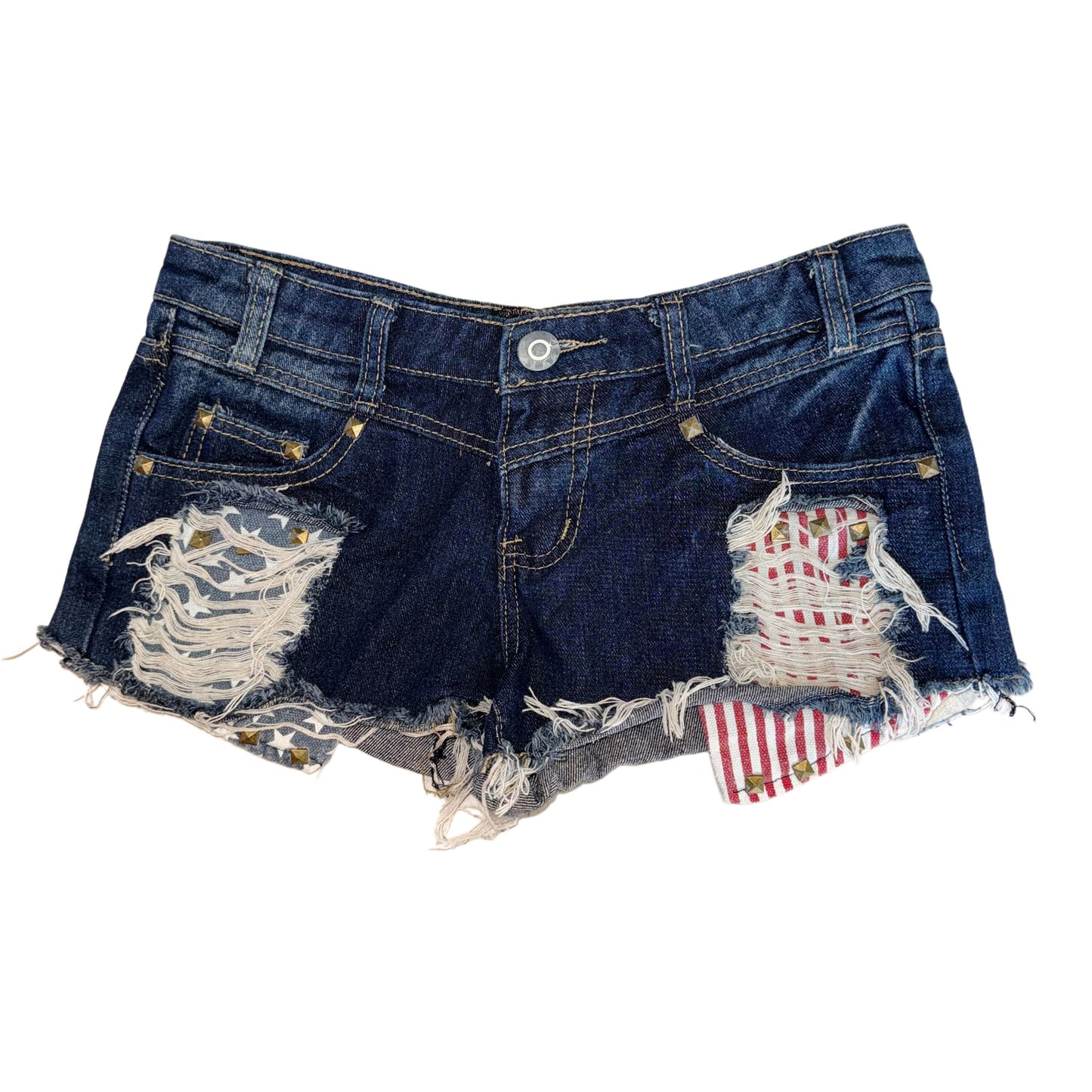Grunge rivets denim shorts