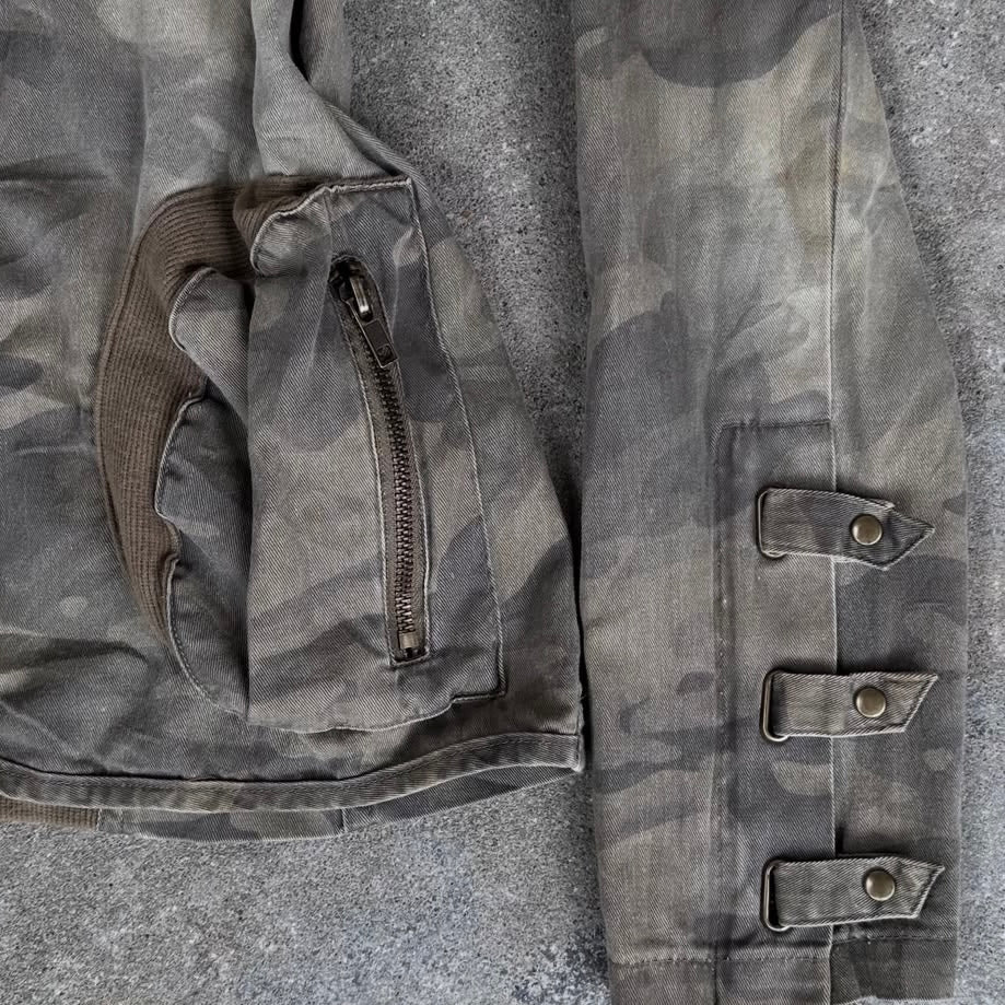 Lowbox camo jacket with a hood that roll away