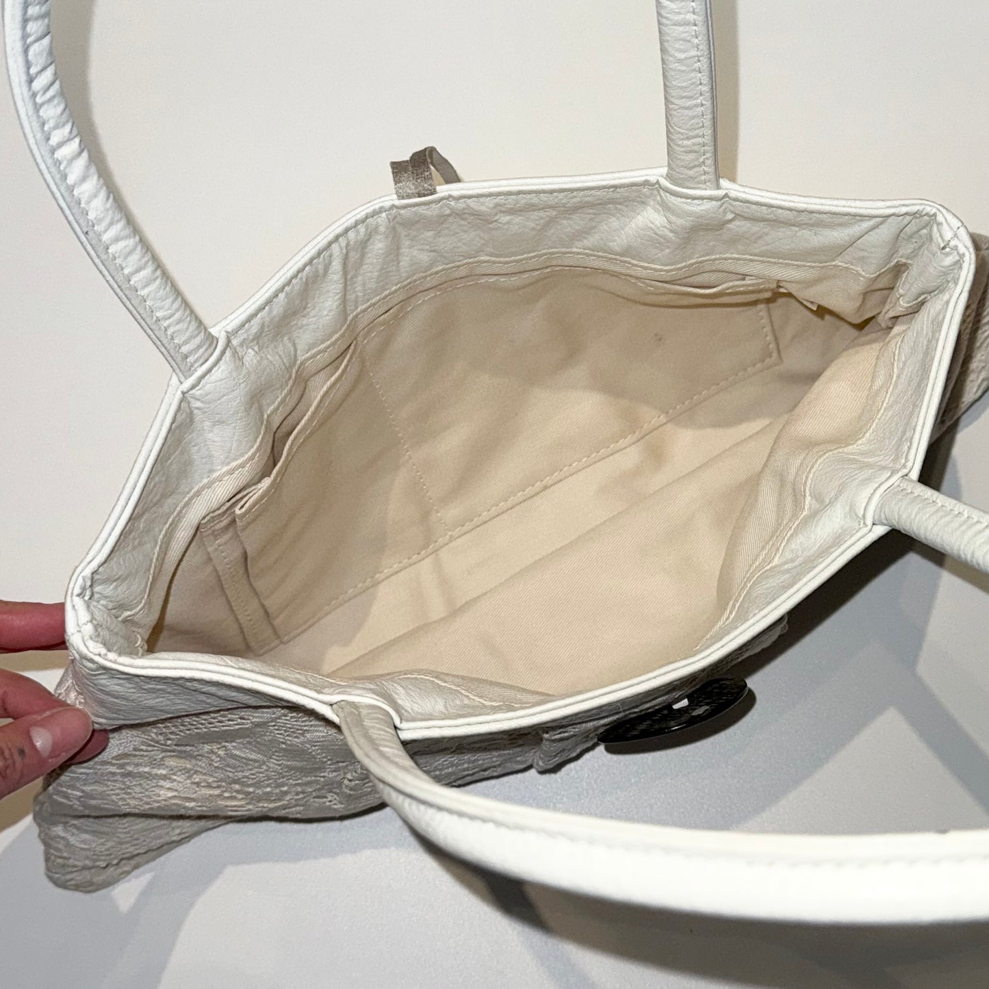 Ivory big shell button lace shoulder bag