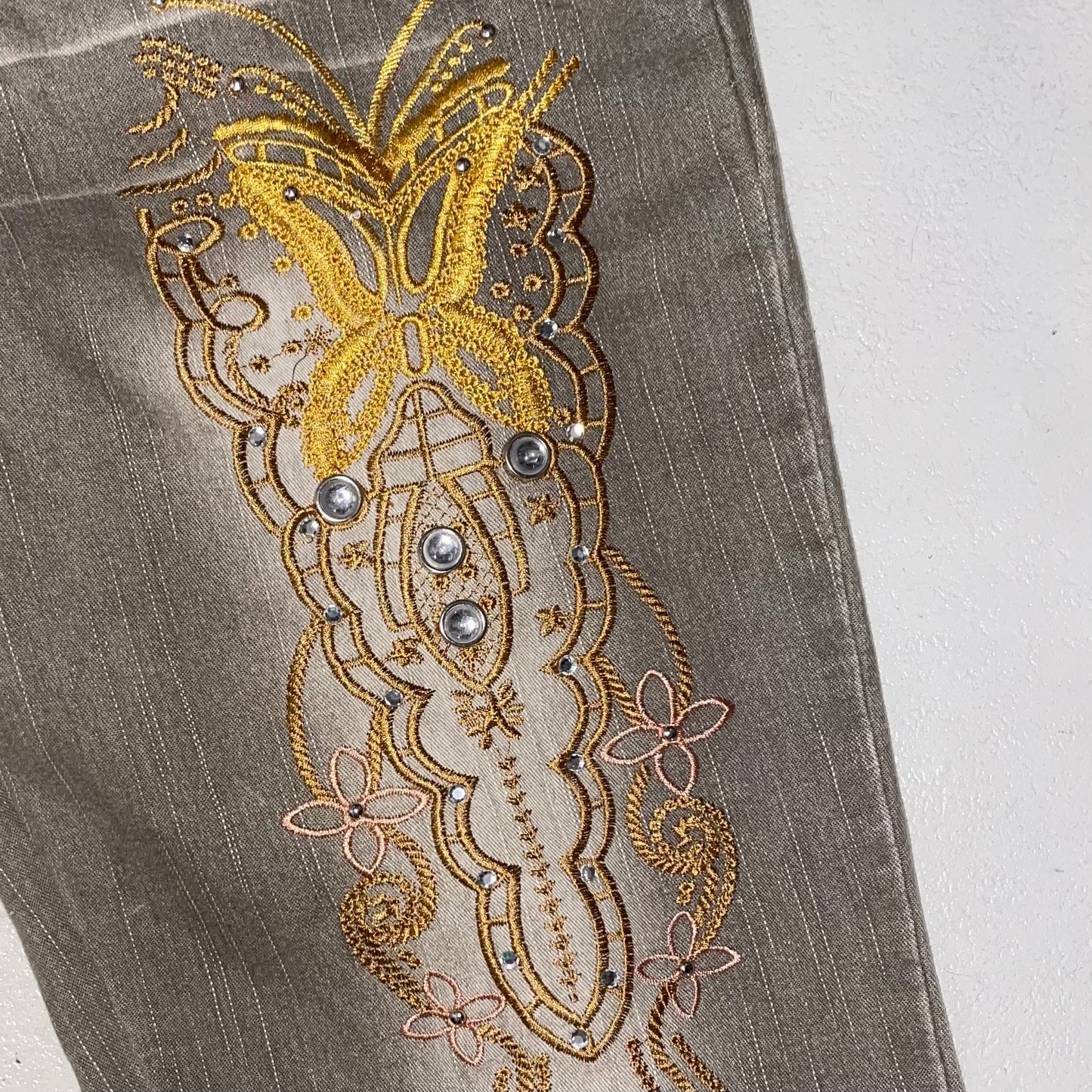 Jeans with yellow embroidery