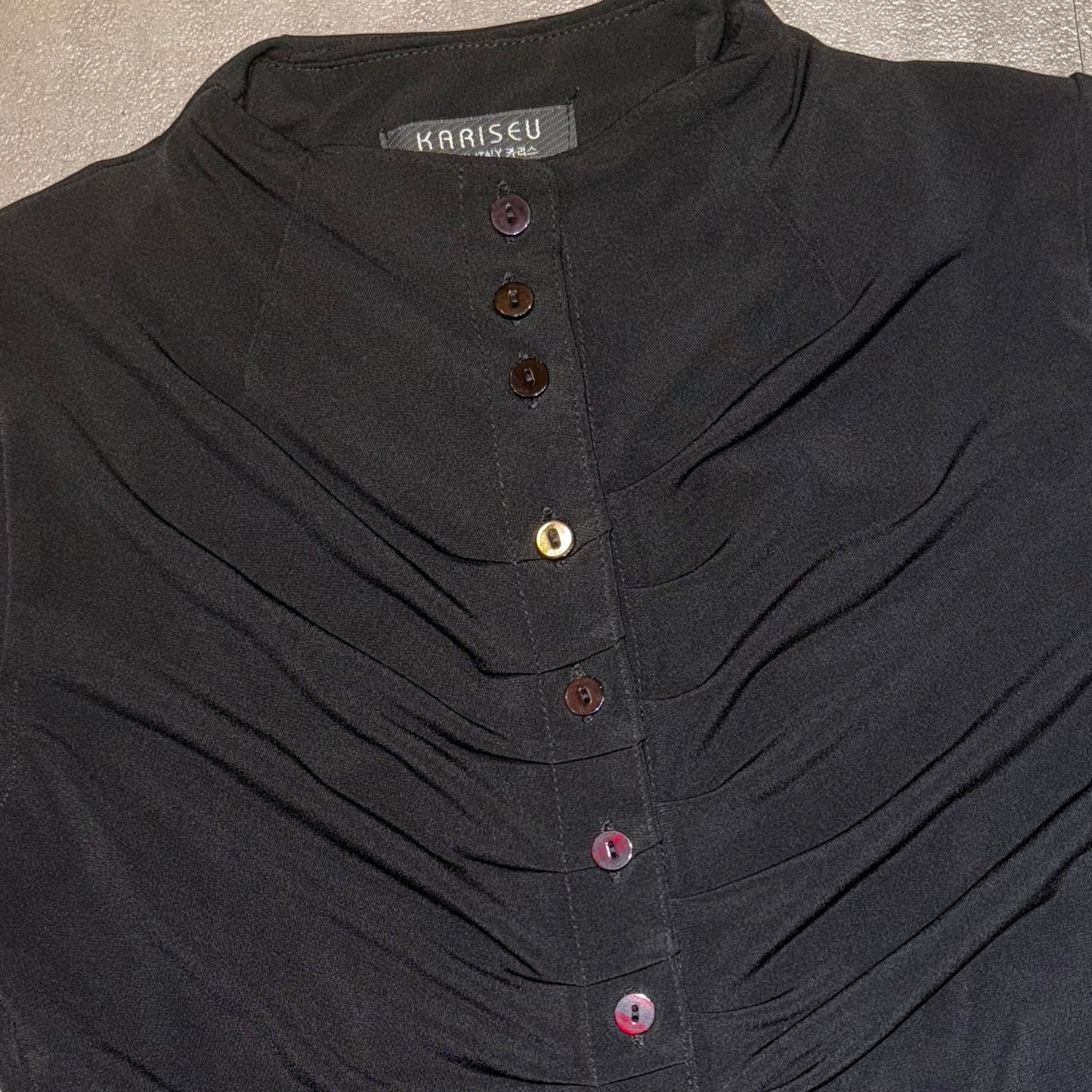 Kariseu black button up top