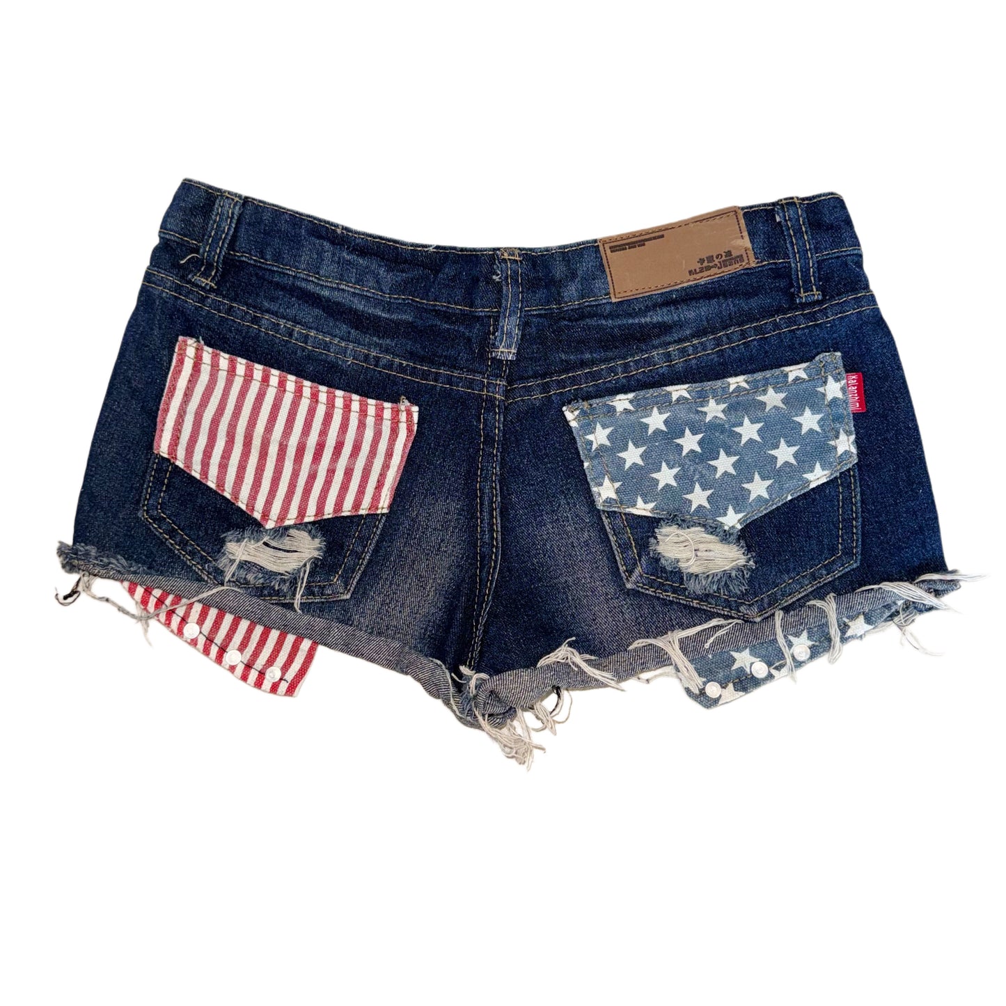 Grunge rivets denim shorts