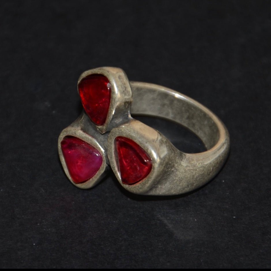 3red stones ring