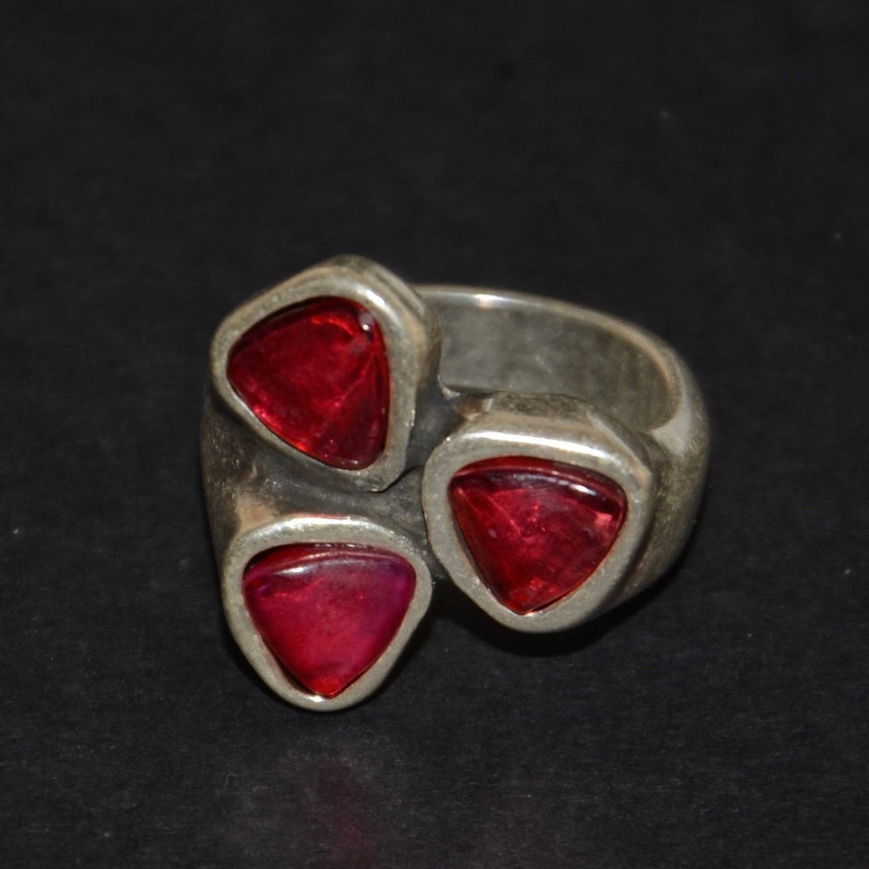 3red stones ring